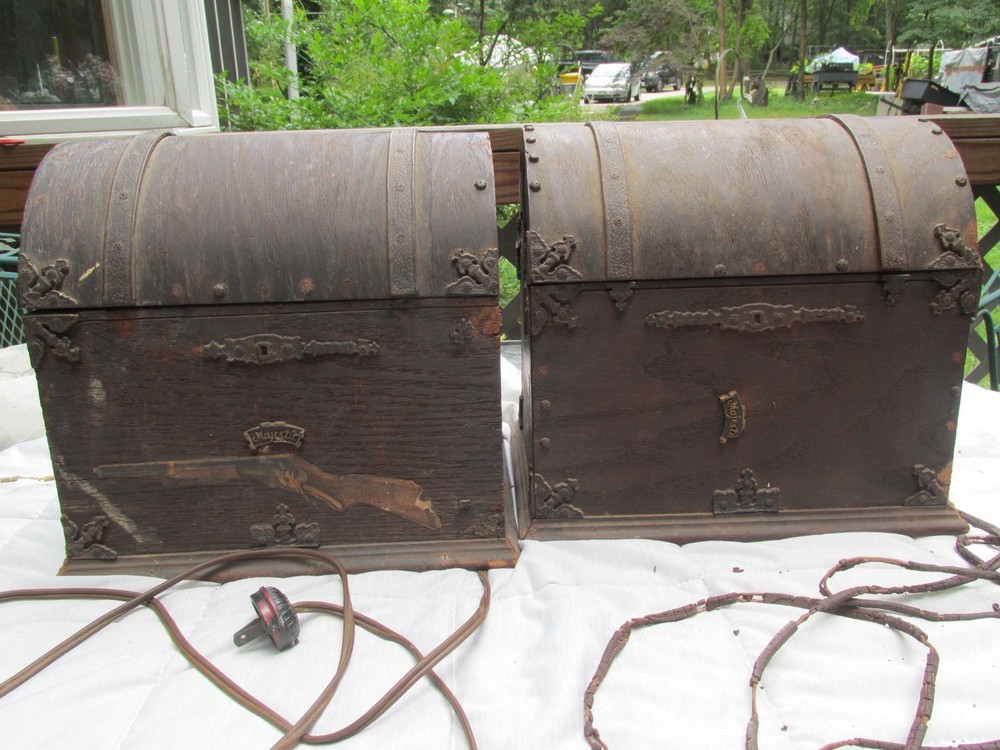 2 Antique 1929 Grigsby-Grunow Majestic Wood Pirate Chest Tube Radios Model 381