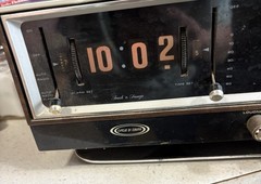 ZENITH F472W-3 Circle of Sound Flip Clock AM/FM Radio Woodgrain Radio PARTS READ
