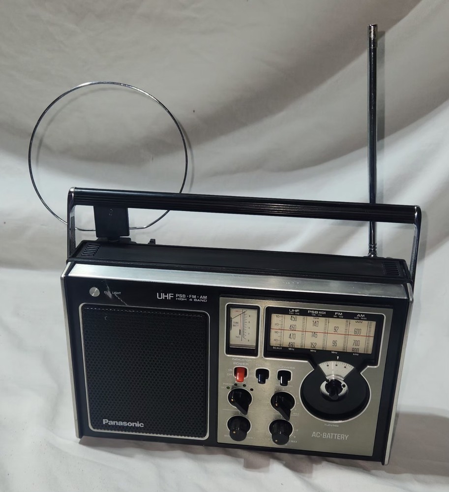 Vintage Panasonic RF-1115 UHF, PSB High, AM, FM, AC/DC portable radio