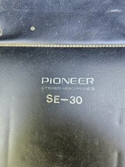 Pioneer SE-30 vintage Headphones White/ Black Pre-Owned w/ box Tested & Works