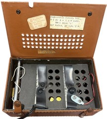VINTAGE 1970s MCM MAGNASONIC FM/AM SOLID STATE RADIO TURNS ON!