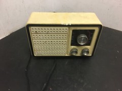 Vintage 1950s JC Penney Co. Inc. FM/AM made Hong Kong model no. 680-5359 powers