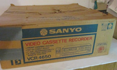 VTG Sanyo Betamax VCR 4650 Untested original box powers on for parts only remote