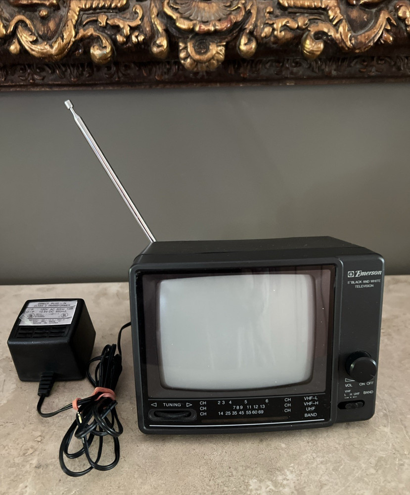 VTG. 80’s PORTABLE EMERSON 5″ BLACK & WHITE TELEVISION w/ POWER CABLE NO. TB0511