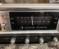 Zenith Model R472 Vintage Solid State Circle of Sound AM FM Alarm Clock Radio
