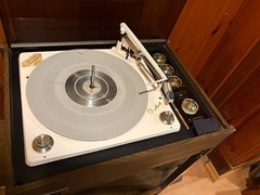 1965 Zenith Z565W Circle Of Sound Record Player Speakers Gusdorf stand Listen !