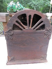 2 Antique 1929 Grigsby-Grunow Majestic Wood Pirate Chest Tube Radios Model 381