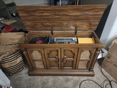 Magnavox Vintage Stereo Console w/ Record Player Turntable, AM/FM, Wood Cabinet