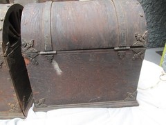 2 Antique 1929 Grigsby-Grunow Majestic Wood Pirate Chest Tube Radios Model 381
