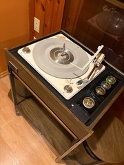 1965 Zenith Z565W Circle Of Sound Record Player Speakers Gusdorf stand Listen !