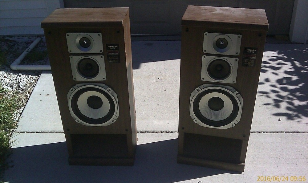 Set of 2 VINTAGE TECHNICS SB-2740 3 WAY Tower SPEAKERS 200 watts