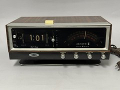 ZENITH C472W-3 Circle of Sound Flip Clock AM/FM Radio Woodgrain Radio *Finicky