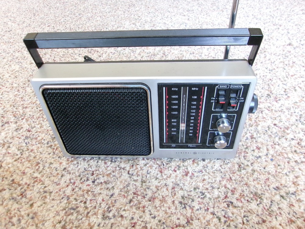 Vintage General Electric Model 7-2857A AM/FM Portable Radio