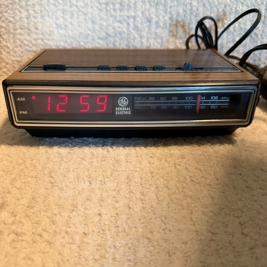 GE Vintage AM/FM Clock Radio Walnut Wood Grain Finish Red LED Model 7-4625C