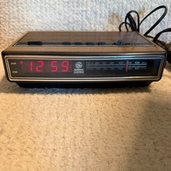 GE Vintage AM/FM Clock Radio Walnut Wood Grain Finish Red LED Model 7-4625C
