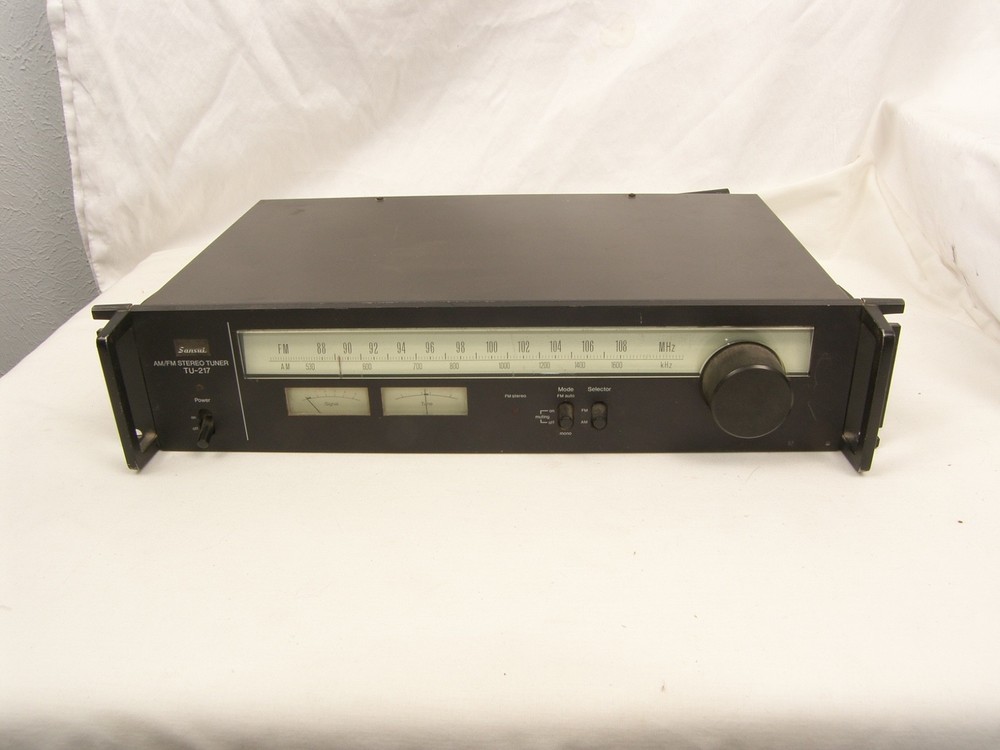 Sansui TU-217 Stereo Tuner AM / FM Radio – VG Condition Rack Mount Handles 1979