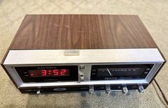 Zenith Model R472 Vintage Solid State Circle of Sound AM FM Alarm Clock Radio