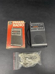 Vintage General Electric – AM/FM Handheld Radio Model 7-2500A With Box, Works!