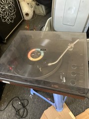 Hitachi HT-460 turntable