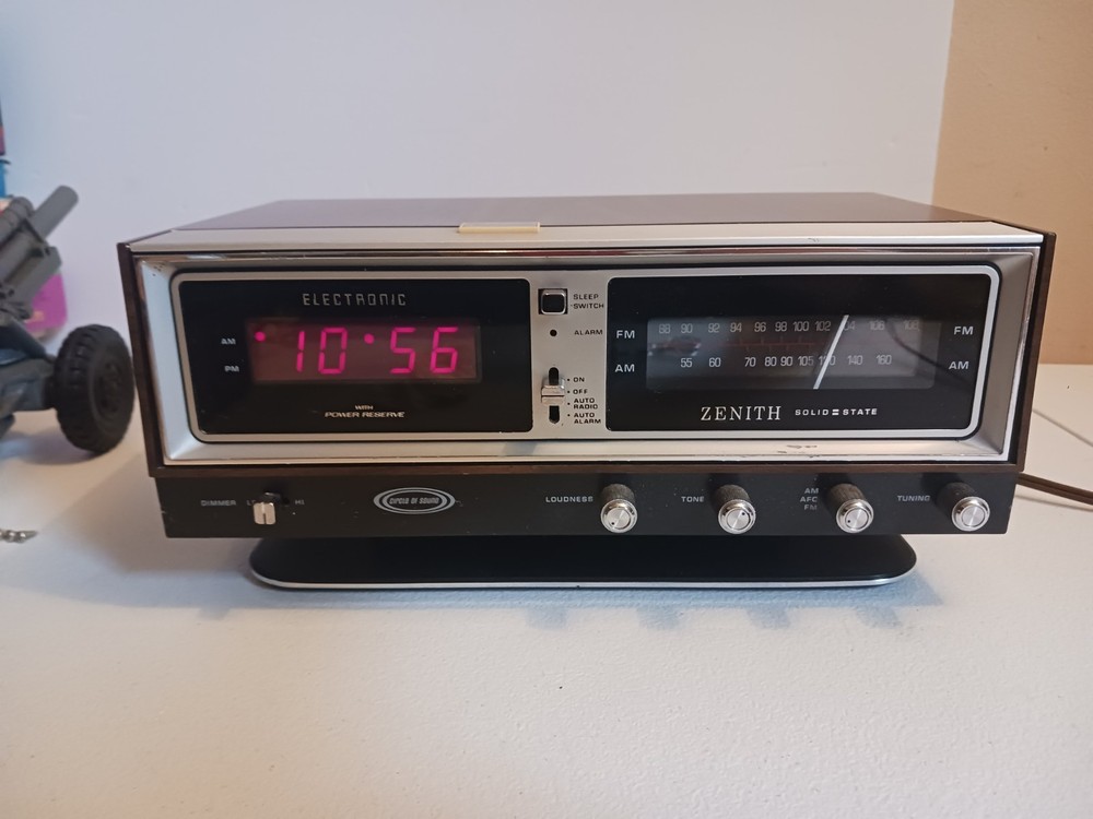 Vintage Zenith Model H472W Solid State Circle of Sound AM FM Alarm Clock Radio