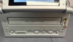 Audiovox VBP2000 Portable VHS Video Tape Player + Bag AC & Car Adapters 5″ LCD