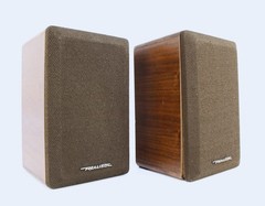Realistic Minimus 7 W, Walnut Compact Bookshelf Speakers Cat. No. 40-2039B
