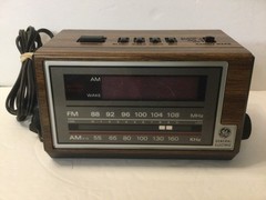 Vintage GE Electric- Battery ,AM FM Radio/ Alarm Model 7 4601A, Malaysia.