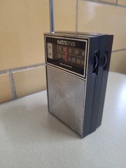 Vintage Electro Band De Luxe Solid State Model 825 AM/FM Radio Works Really Good