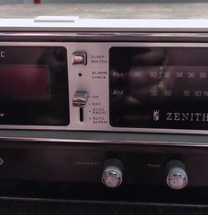 Vintage Zenith Circle of Sound AM/FM Clock Radio (K472W) – Working Radio, 1970s