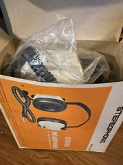 Stereophonic MI-77V Stereo Headphones with 10ft Cord and Volume controls