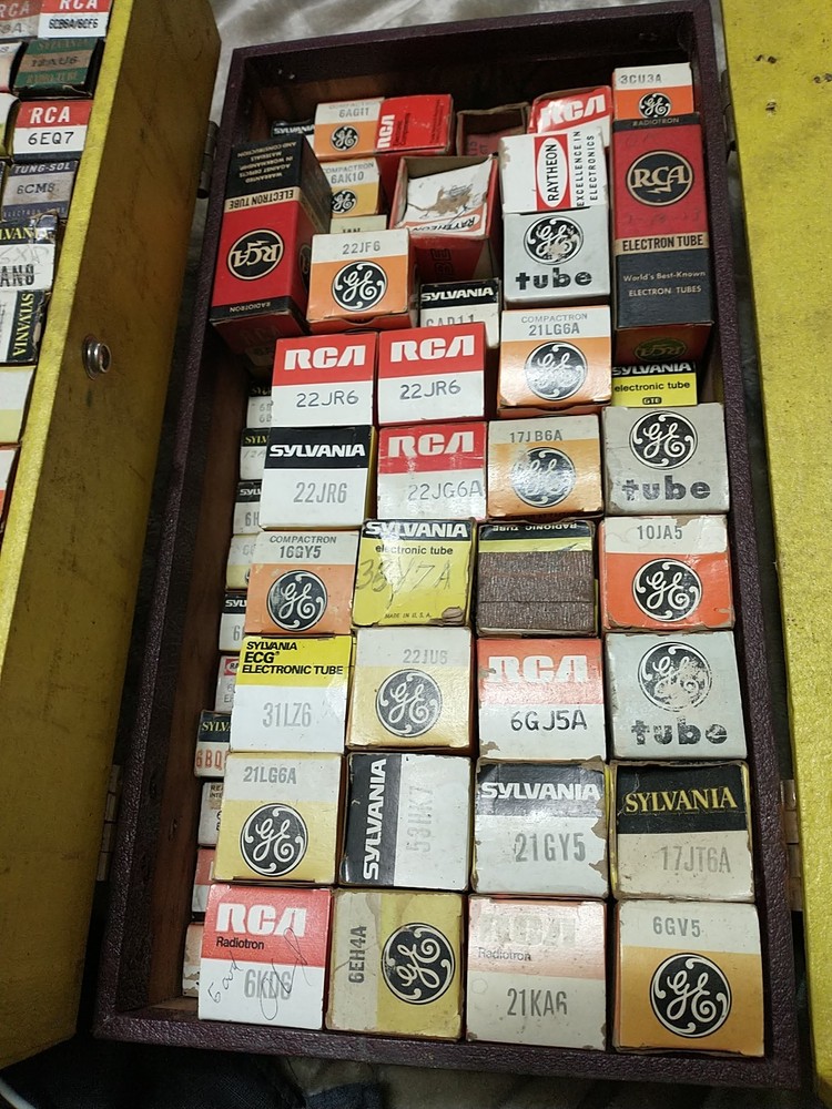 Amp-Radio Tubes- Traveling Sales Man Case. Over 140 In Case. Variety Sizes