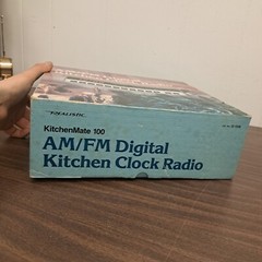 NEW Realistic Kitchenmate 12-1558 Vintage Under the Cabinet Kitchen Clock Radio
