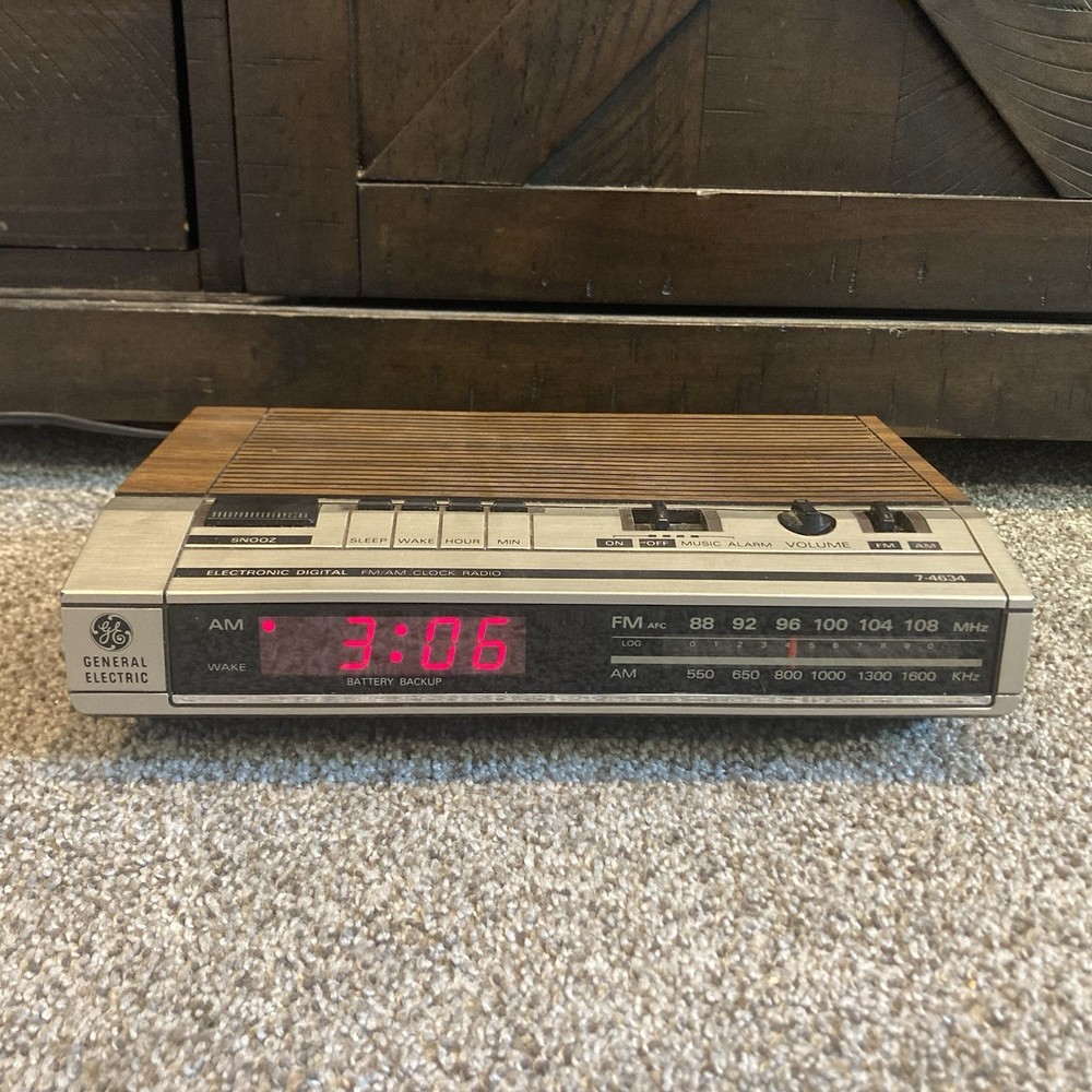 Vintage GE 7-4634B AM/FM Digital Alarm Clock Radio Woodgrain Tested
