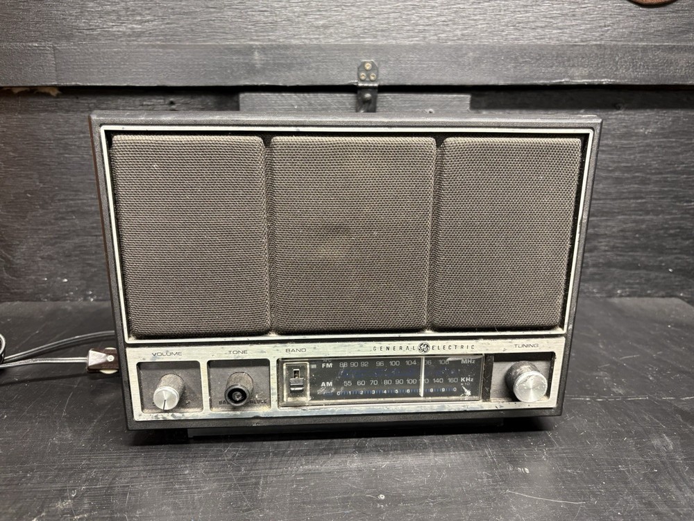 Vintage General Electric #7-4140A AM/FM Radio Faux Wood Grain Working