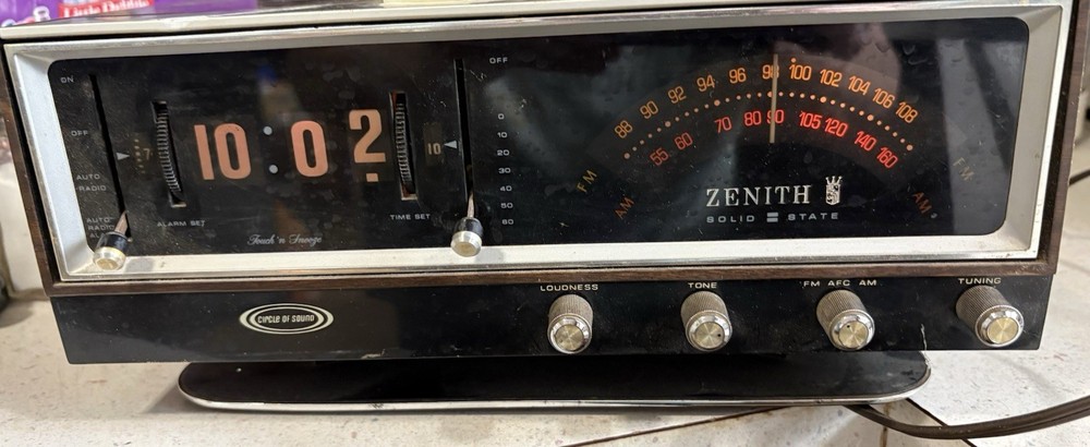 ZENITH F472W-3 Circle of Sound Flip Clock AM/FM Radio Woodgrain Radio PARTS READ