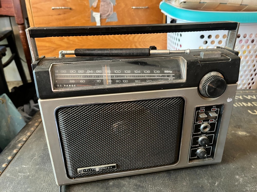 Vintage GE General Electric 7-2880B AM/FM Portable Radio Tested Working
