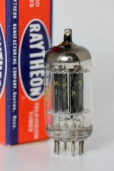 PERFECT 7025 (ECC83 sub) NOS RAYTHEON BLACK-PLATE TUBE USA. 1,600/1,600 D-GETTER