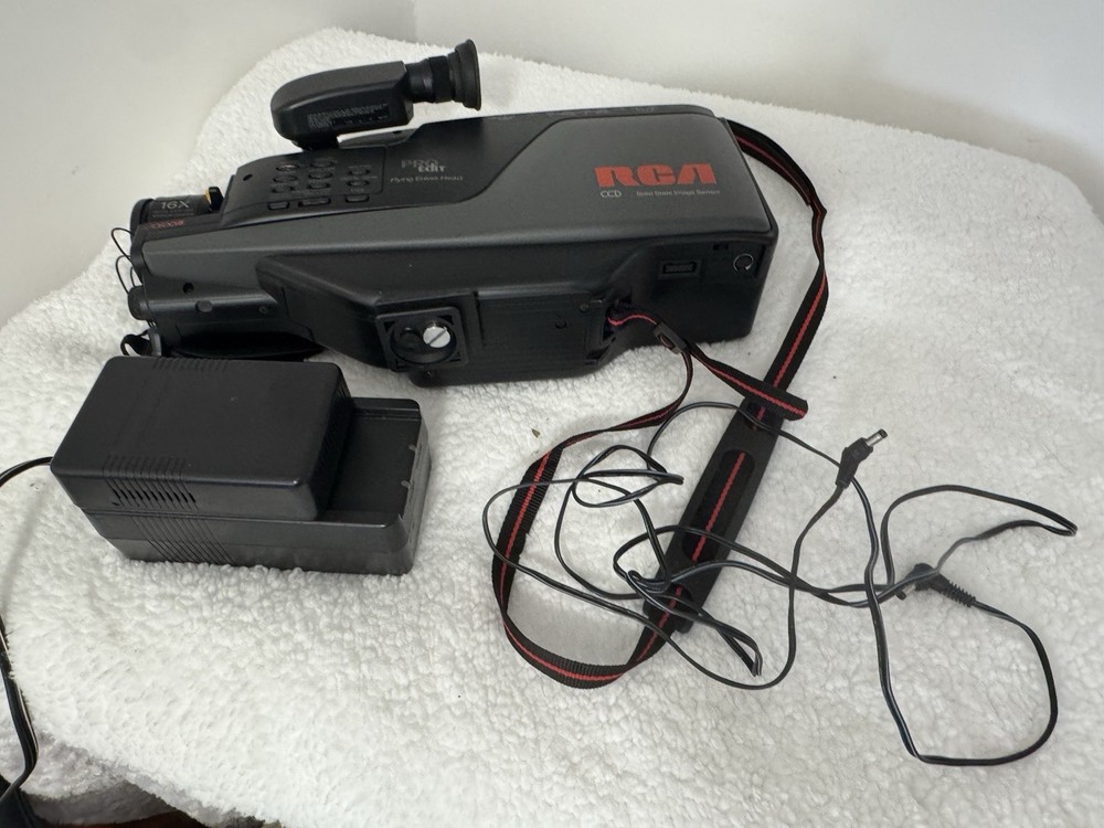 Vintage RCA CC507 Full-Size VHS Camcorder w/ Accessories – 1990s Retro Video