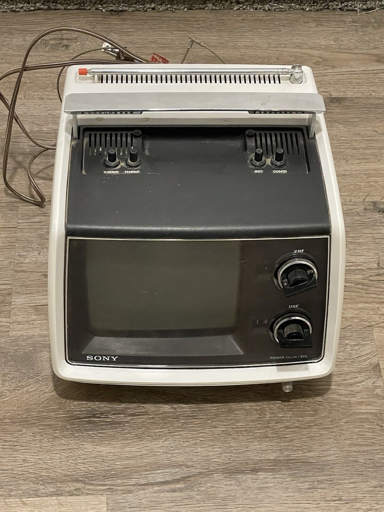 Vtg 1970s Sony Transistor Portable Television TV Model TV-770 7″ Screen Powers