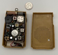 2 Vintage Hand Held Radios RCA & Magnavox AM 80 Battery Tested BOTH WORK
