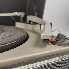 Vintage General Electric Model 200 “Mustang” Portable Record Player For Parts