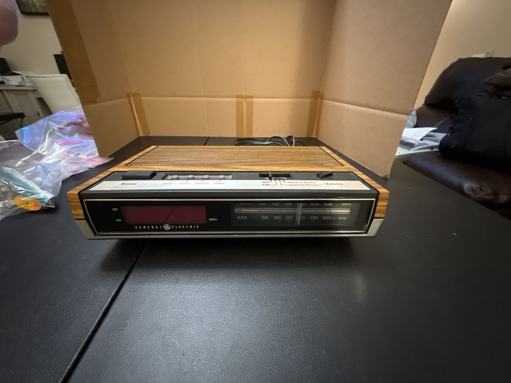 General Electric 7-4630B Vintage AM/FM Digital Clock Radio with Woodgrain Finish