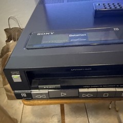Sony Betamax Video Cassette Recorder SL-3030 Powers On for parts/repair