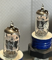 (1 PAIR) 12AU7A/ECC82 GE USA, TOP O, GREY. TESTED STRONG. EXCELLENT TUBES.