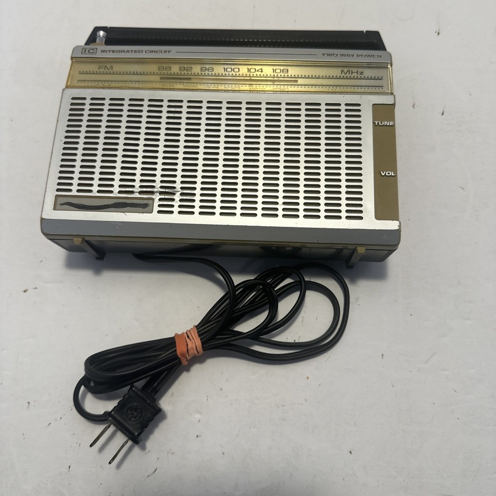 Vintage General Electric 7-2650A AM/FM Radio Battery and Cord Tested/Working