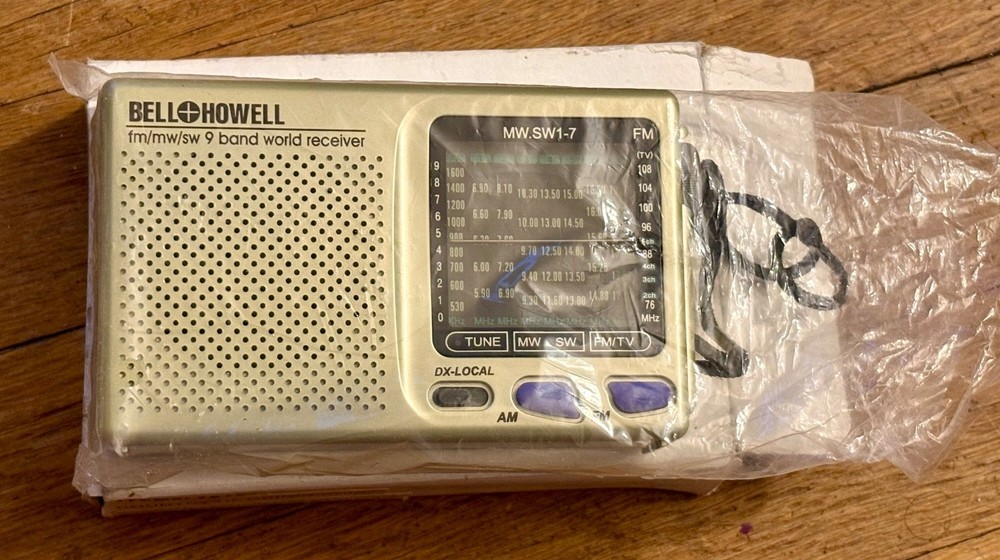 Vintage Bell Howell FM/MW/SW 9 Band World Receiver Excellent Condition MINT!!!