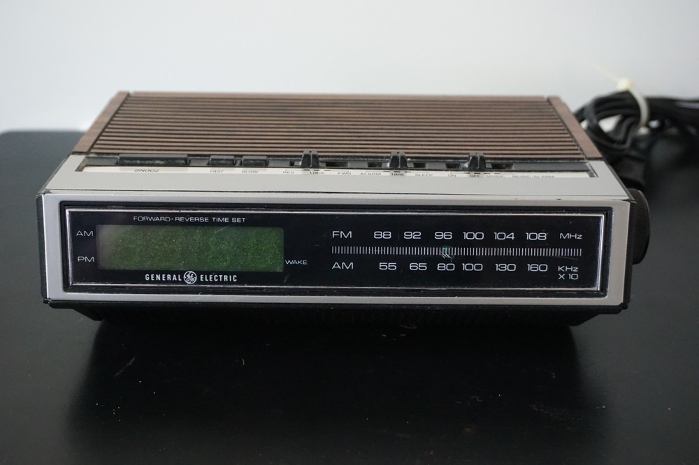 General Electric Radio Model 7-4655B FM AM Radio Alarm Clock