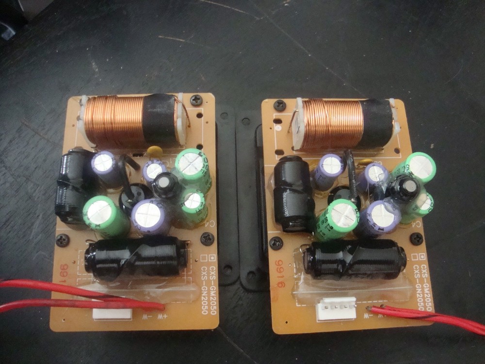 2 CERWIN-VEGA CROSSOVERS FROM E-712 SPEAKERN CABINETS