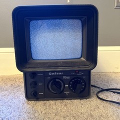 Vintage 1970’s QUASAR Tri-Power AC/DC Battery Portable 7″ TV XP1777PE – WORKS