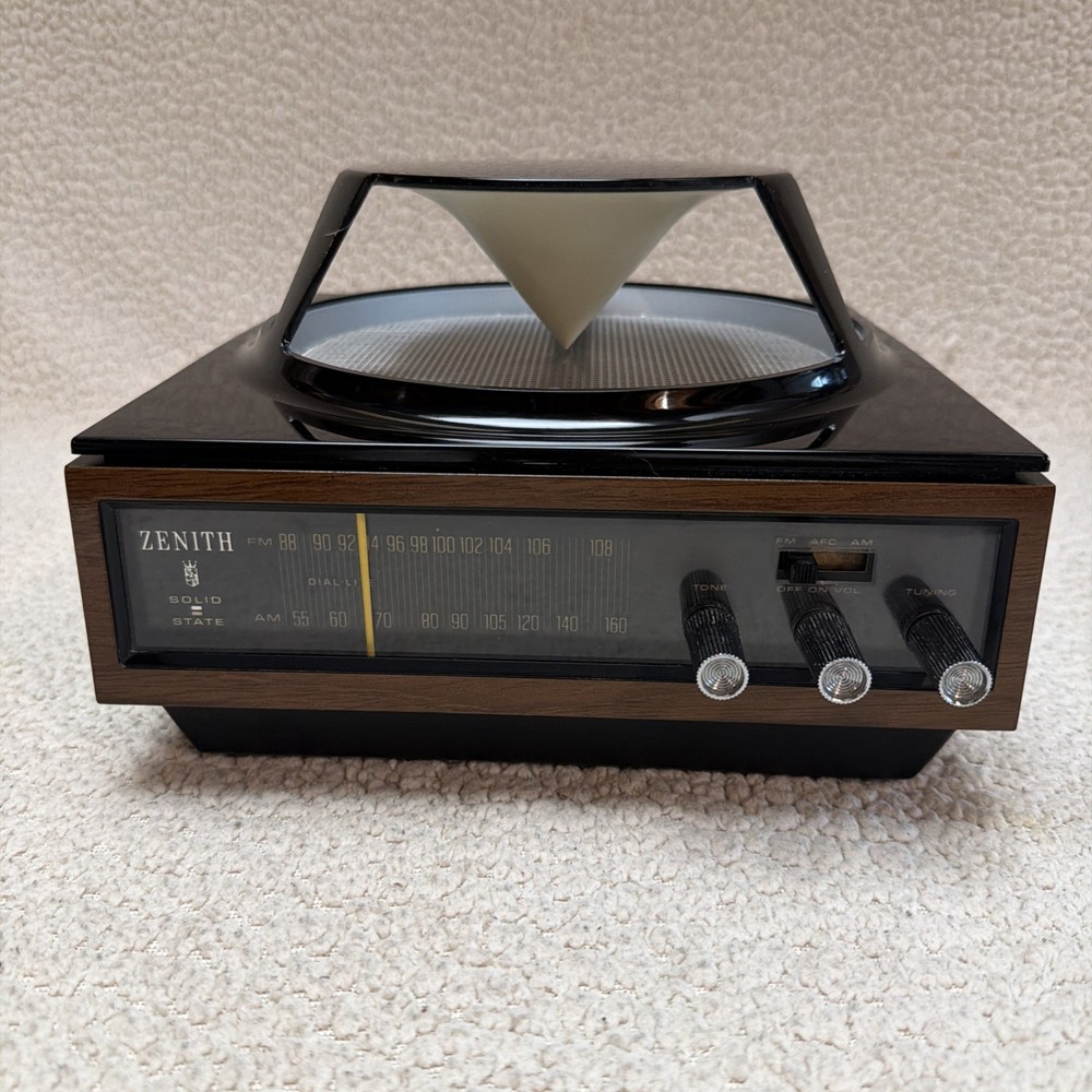 Vintage Zenith AM/FM Solid State Table Radio Mid Century Woodgrain Tested Works
